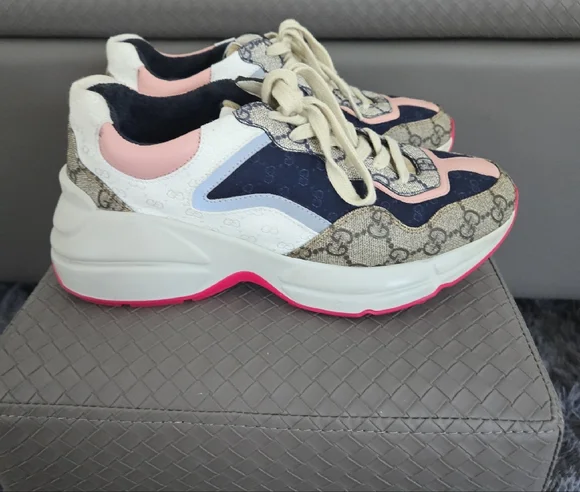 Gucci Navy and Cream Sneakers - Picture 5 of 13